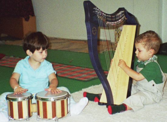 dos niños arpa y bongoes